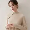 Colección de otoño e invierno: Suéter de cachemira ligero, lujoso, de cuello medio para mujer, con suaves adornos de botones, un diseño moderno y ajustado, y una construcción de punto de lana