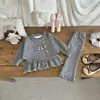 Conjunto da moda estilo coreano para bebês meninas na primavera e outono de 2026, nova camiseta de renda falsa duas peças com calça flare para meninas