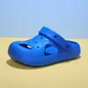 Zapatos planos estilo Crocs para bebés y niños pequeños, lindas pantuflas cerradas antideslizantes para el verano, sandalias de playa