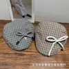 Boné Forward Xadrez com Laço Fofo Estilo Coreano para Mulheres Primavera/Verão 2026 Moda Casual Redutor de Idade Boina Doce Atacado