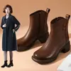 Botas de tornozelo com sola macia, botas femininas de algodão com forro de fleece para aquecimento, sapatos de couro, novo estilo outono/inverno 2026, botas simples, botas estilo Martin de cano médio para mulheres