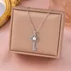 Collar de perlas clave micro-pavimentado transfronterizo europeo y americano más vendido, un colgante ligero y lujoso, de nicho y único, cadena para la clavícula versátil, al por mayor