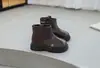 Sapatos de Couro com Solado Macio para Meninas 2026 Outono/Inverno Novo Estilo Botas de Cano Curto Estilo Martin para Bebês Botas Curtas Quentes de Algodão com Forro de Lã Infantil Princesa