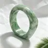 Pulsera Ancha de Resina con Degradado Verde Imitación Jade Transfronteriza para Mujer, Versátil para el Uso Diario y Atuendos de Vacaciones, Pulsera de Accesorios desde Qingdao