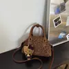 Bolso Boston Retro de Concha de Nicho Bolso Pequeño de Alta Gama para Mujer Nuevo Otoño 2026 Bolso de Mano y Hombro Versátil