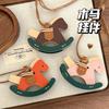 Colgante de Caballo Mecedora de Cuero Vintage Lindo Adorno Colgante para Mochila o Coche Caballo Mecedora Collar Creativo Accesorio Pequeño Versátil