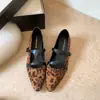 Sapatilhas minimalistas pontudas da moda para primavera e outono, versáteis para o trabalho, com um estilo retrô francês, novas sapatilhas de bico baixo 2026 para mulheres
