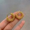 Aretes redondos de hebilla para oreja de pequeñas cuentas doradas tejidas a mano, nicho de alta gama, lujo ligero, joyería de alta gama 44143