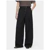 Calça preta minimalista e sofisticada de corte reto e curvo, com carcela diagonal de botões frontais, estilo casual de perna larga solta de nicho