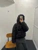 Chaqueta de algodón holgada estilo coreano 2026 nueva para mujer, con diseño acolchado, hecha con el mismo material por dentro y por fuera, y un abrigo corto de algodón con capucha y cuello alto.