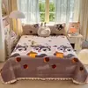 2026 Nuevo Estilo Terciopelo de Leche Acolchado Encaje Cubre Cama Falda de Cama Juego de Tres Piezas Sábana Cama Aireado Doble Capa Gasa Encaje Cubre Cama Individual