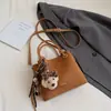 Bolso Cubo Portátil Retro de Nicho Transfronterizo para Mujer Nuevo Otoño e Invierno 2025 Bolso de Hombro Único Cruzado Bolso de Hombro Cruzado Informal de Moda para Viajar