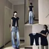 Camiseta feminina estilo coreano com color-blocking, gola redonda, falsa peça dupla, manga curta, novo modelo verão 2026, corte justo, valoriza a silhueta, top versátil