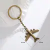 Chaveiros de Piratas do Caribe em estoque, chaveiro de caveira com moeda de ouro transfronteiriça, mercadorias do filme, pequenos presentes