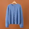 Novo Cardigan de Malha Gola Redonda em Lã Cashmere Fio Grão Dourado Outono/Inverno 2026 com Botões de Pérola, Suéter de Lã Escovada Manga Longa