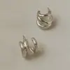 2026 Nuevos Pendientes de Aro Minimalistas en Capas de Tres Anillos Estilo Simple y Fresco Pendientes de Botón Pequeños Adornos para Orejas Curvados de Tres Capas