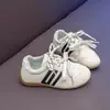 Tenis blancos para niños y niñas, zapatos deportivos escolares, zapatos casuales antideslizantes de suela blanda para primavera y otoño, modelo nuevo para estudiantes y niños