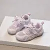 Zapatos Infantiles 2026 Verano Nuevos Malla Doble Transpirable Moda Casual Niños Niñas Suela Ligera Zapatos Deportivos Zapatos Forrest Gump Modernos