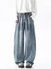 Pantalones de mezclilla de corte holgado para hombre, con diseño de patchwork, dobladillo curvo, estilo americano, diseño versátil, caída relajada y silueta de pierna ancha moderna, perfectos para otoño