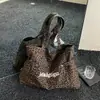 Nova bolsa tote estampada de leopardo da moda 2026, uma bolsa de mão versátil e estilosa que pode ser carregada na mão ou usada sob o braço, uma bolsa de ombro de nicho para mulheres