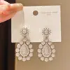 Aretes de Plata Estilo Palacio de la Aguja con Colgante de Zirconia Cúbica Forma de Gota de Agua Exquisito Temperamento Joyería de Trabajo Pesado Aretes Lujo Ligero Sensación de Gama Alta Accesorios de Aretes de Nicho