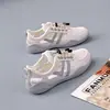 Hy105 Verão Novo Estilo Coreano Confortável Corrida Casual Calçados Esportivos de Estudante Solado Macio Oco Respirável Tênis Feminino