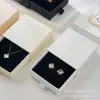 Caja de Joyería Ranurada con Textura Exquisita en Stock, Estilo Lujo Ligero Caja de Regalo para Almacenamiento de Pendientes, Collares y Anillos Venta al por Mayor