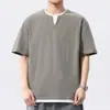 Camiseta de algodón de bambú texturizada de manga corta para hombre, nuevo estilo de verano, camiseta de imitación de dos piezas, corte holgado, cuello de doble capa, top de manga corta para hombre