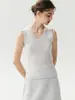 Chaleco de punto 100% cachemir puro con cuello en V para mujer, con un diseño de trenza ondulada y calado, perfecto como prenda de capa sin mangas.