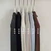 Camiseta básica de manga larga y cuello semi-alto para mujer, un estilo otoñal/invernal, versátil como prenda para superponer, con un look relajado y casual, y de color liso