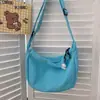 Nova bolsa de ombro e transversal feminina versátil e simples para uso diário, estilo coreano, cor de doce, padrão waffle, artística, transfronteiriça, para estudantes
