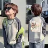 Roupas de outono para meninos, manga longa, algodão puro, novo estilo 2026, raglan infantil, bloqueio de cores, casual, gola redonda, moderno e legal