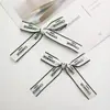 Acessórios de laço de pérola com rosca de letras clássicas preto e branco estilo coreano Acessórios para grampo de cabelo DIY, bolsa, roupa