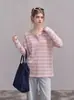 Camiseta rosa listrada de manga longa com proteção solar, estilo coreano chique, para mulheres, top de verão solto e relaxado, adequado para usar sobre outras roupas em ambientes com ar condicionado, tecido fino