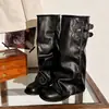 Botas de nuevo estilo con tacones gruesos y diseño plisado, botas de jinete estilizadas, botas largas retro versátiles para otoño e invierno con caña tipo pantalón y hebilla de cinturón