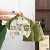 Conjunto de manga corta con cuello redondo estampado de niño guapo 2026 nuevo estilo conjunto de tres piezas de camisa de manga corta a rayas con letras para niños