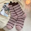 Meias de Lã Listradas Color Block Estilo Retrô Personalizadas para Mulheres, Meias Quentes de Cano Médio para Outono e Inverno, Meias Longas Color Café Modernas e Versáteis