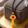 Colgante Ruyi Dorado Estilo Chino Tradicional Incrustado con Ágata Roja, Calcedonia Verde y Monedas de Cobre, Collar Ruyi Auspicioso, Colgante Vintage para Mujer