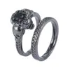 Conjunto de anéis de casal com caveira em estilo dark, duas peças, textura vintage e zircônias com quatro garras. Venda por atacado internacional.