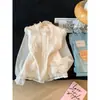 Otoño 2026 Toma Real: Blusa de Encaje con Cuello Alto de Estilo Tradicional con Bordado Exquisito, Ribete de Encaje, Botones de Perla y Tejido Delicado Transparente