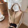 Bolsa de Mão Casual da Moda Feminina 2025 Verão Novo Estilo Bolsa Feminina Simples e Estilosa Bolsa de Ombro de Nicho