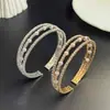Fornecido diretamente pelo fabricante, pulseira de 3 camadas de pérola cravejada de diamantes estilo europeu e americano, pulseira feminina de garra de diamante multicamadas para noiva atacado B025