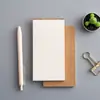 Caderno de couro simples e estilo retrô, perfeito para o uso diário, portátil e ideal para estudantes como agenda ou bloco de notas.