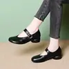 Sapatos femininos de salto baixo estilo francês, nova coleção outono 2026, sapatos de couro macio de bico fino retrô, confortáveis e versáteis para mulheres