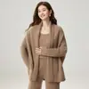 Cardigã de malha de cashmere com decote V para mulheres, comprimento médio, sem botões, com bolsos, corte solto, modelagem que afina a silhueta e estilo relaxado, perfeito para outono e inverno.