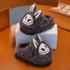 Pantuflas de algodón para otoño e invierno para niños y niñas, con una suela gruesa y antideslizante que se siente como pisar algo suave, adecuadas para uso en interiores, con forro polar adicional para mayor calidez.