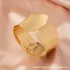 Un Pulsera de Metal con Aleación Metálica Brillante con Apertura Ajustable, Moda Personalizada Europea y Americana, Color Oro Rosa, Sencilla