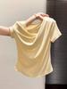 Blusa feminina de verão com decote ombro a ombro irregular, cintura plissada, mangas curtas e gola ampla. Linda peça com detalhes dourados.