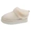 Botas de neve brancas de sola grossa para mulheres, novo estilo de inverno 2026, apresentando um design combinado de couro e pele, forro de fleece para aquecimento e design de calçar fácil.
