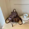 Mochila feminina transfronteiriça com padrão de diamante fofo, novo design de aba com cordão, mochila pequena moderna e simples para o trajeto diário dos estudantes